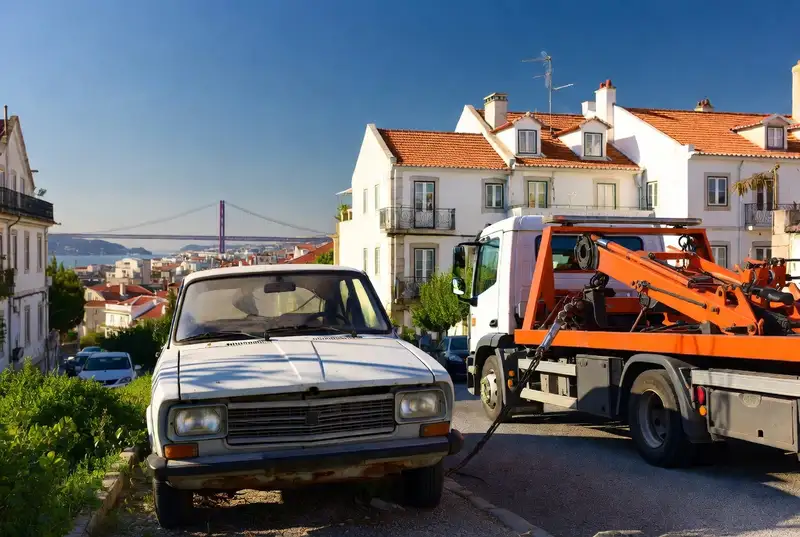 Recolha de viatura em fim de vida na Grande Lisboa por camião-plataforma da New Tec Recycling